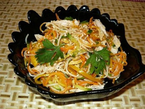 Салат из рисовой лапши с овощами и курицей